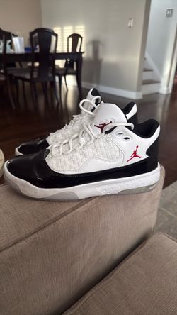 Men's Max Aura 2 Mid Sneaker Size 7