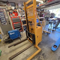 Pallet Stacker Electric Forklift 