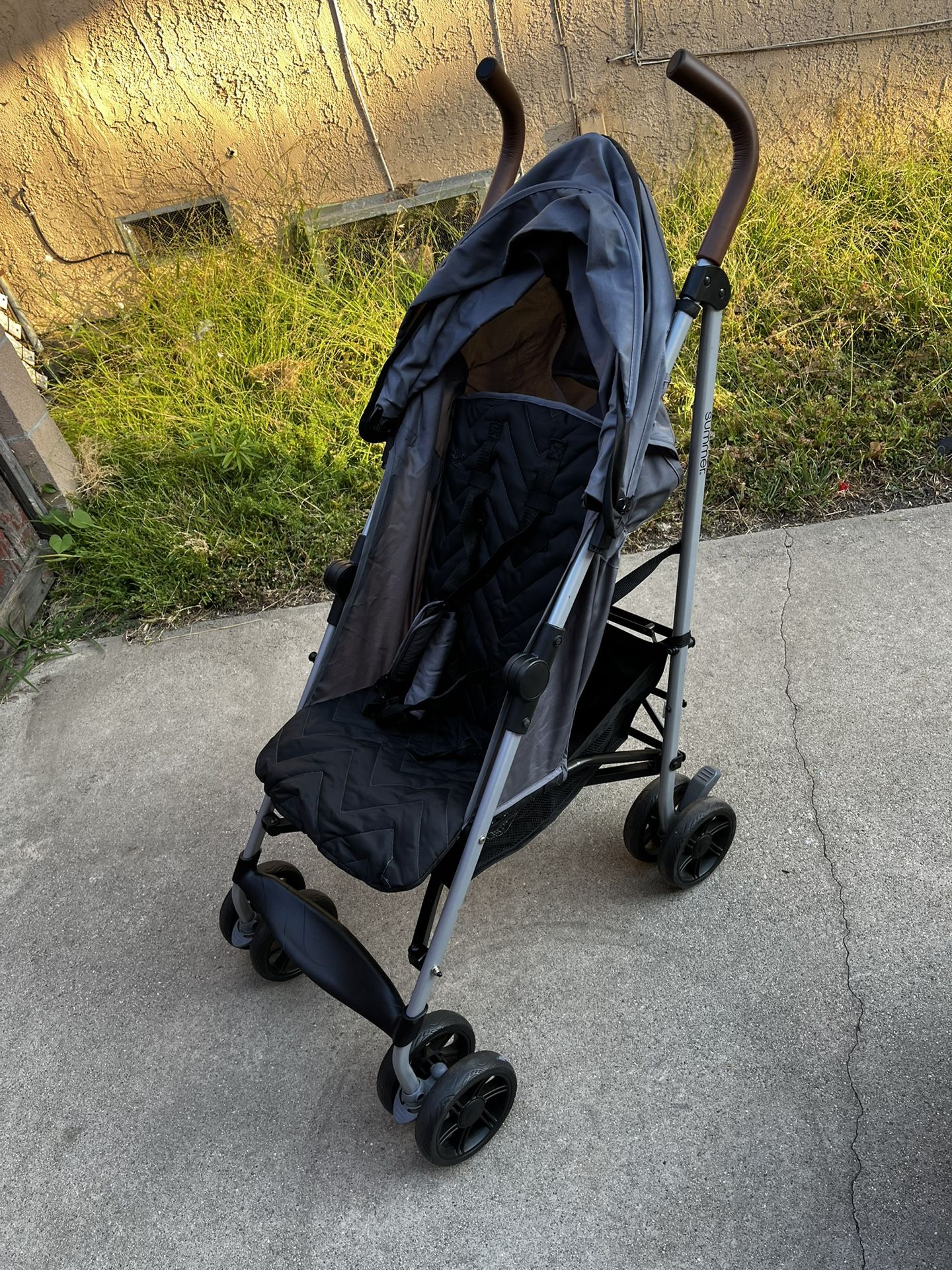 Easy collapse and set up stroller. Big basket & reclines. Pick Up Lakewood