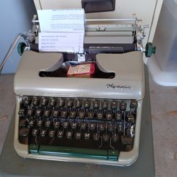 Vintage ROYAL Typewriter