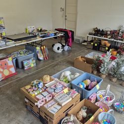 ESTATE LOT  SALE. POKÉMON, SPORTSCARDS, HOLIDAY DECORATIONS 