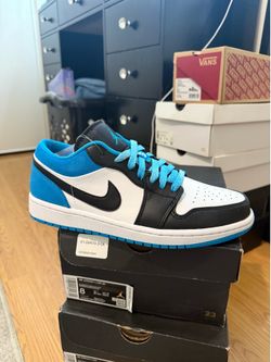 Trendy sneakers new in box