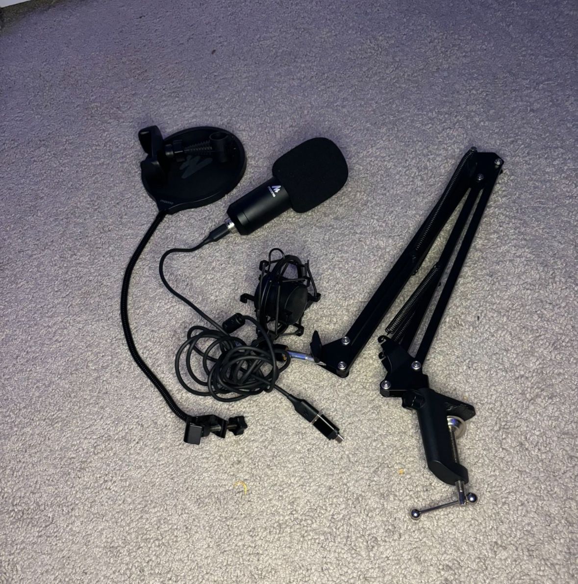 Maono AU-A04 Microphone with Adjustable Arm & Accessories - USB Plug & Play