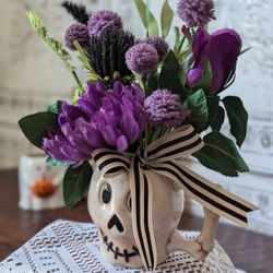 💀 Betelgeuse – Spooky Glam Skull Floral Arrangement