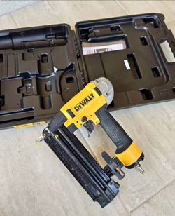 DeWALT Pneumatic Brad Nailer 18 Guage