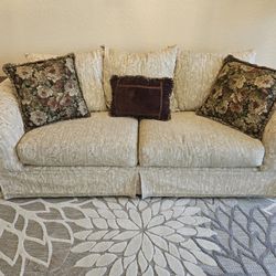 Broyhill Sofa And Love Seat, Clean.