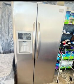 FRIGIDAIRE STAINLESS STEEL DOUBLE DOOR