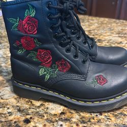 Dr. Martens Rose Embroidered Boots – Size 6 Women’s
