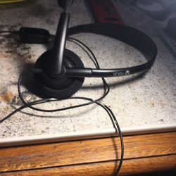 black gaming headphones