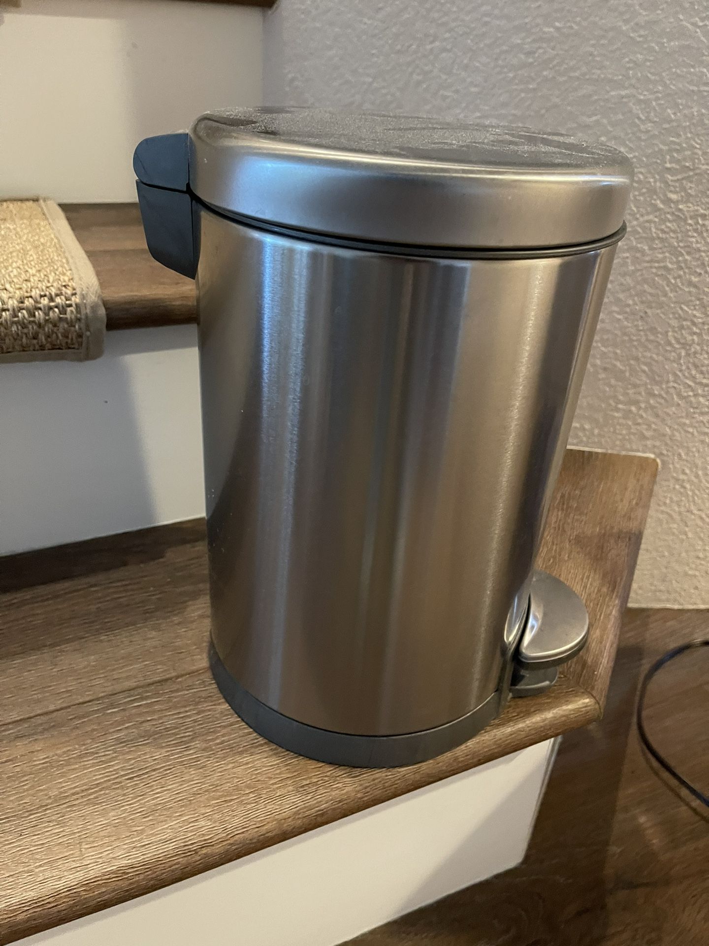 Small Wastebasket - Trashcan