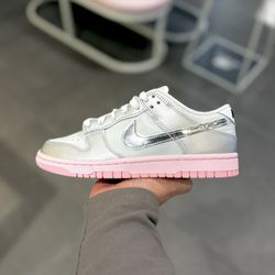 Nike Dunk Low “Metallic Silver Pink Foam” (W) Sizes 6w / 6.5w / 7w / 7.5w / 8w / 8.5w / 9w IN HAND BRAND NEW