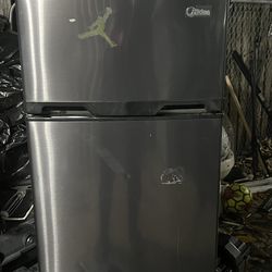 Small fridge in good condition