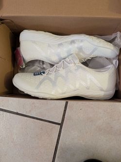 White Skechers size 9