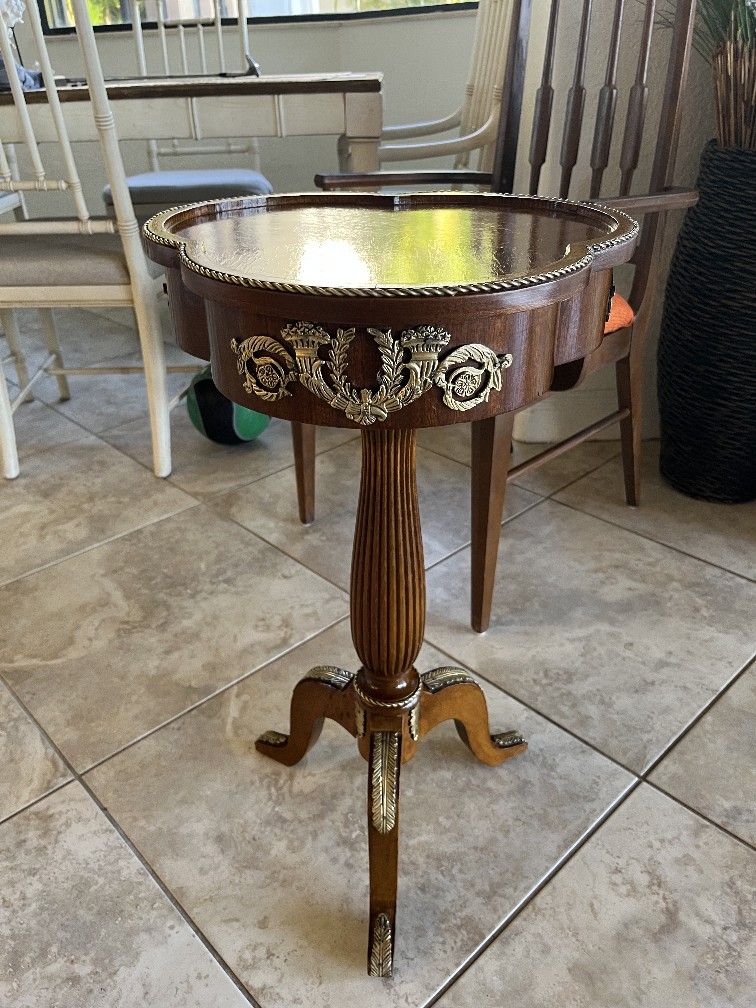 Mahogany Clover End Table Stand