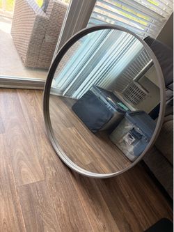 35” Round Wall Mirror – Excellent Condition