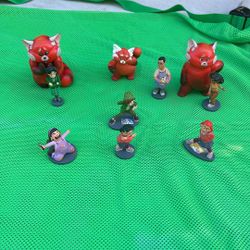 This set is the Disney Pixar Turning Red Deluxe Figurine Play Set, featuring 9 detailed figures
