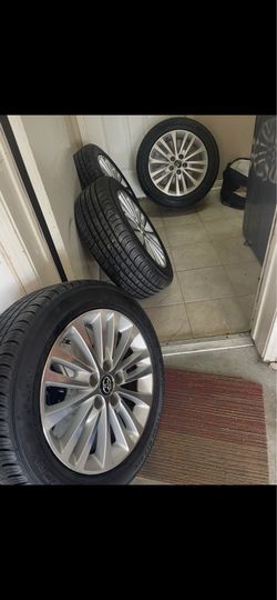 215/55/17 very good rims with excellent tires bolt pattern 5x114.3 fit Toyota Camry and Avalon
