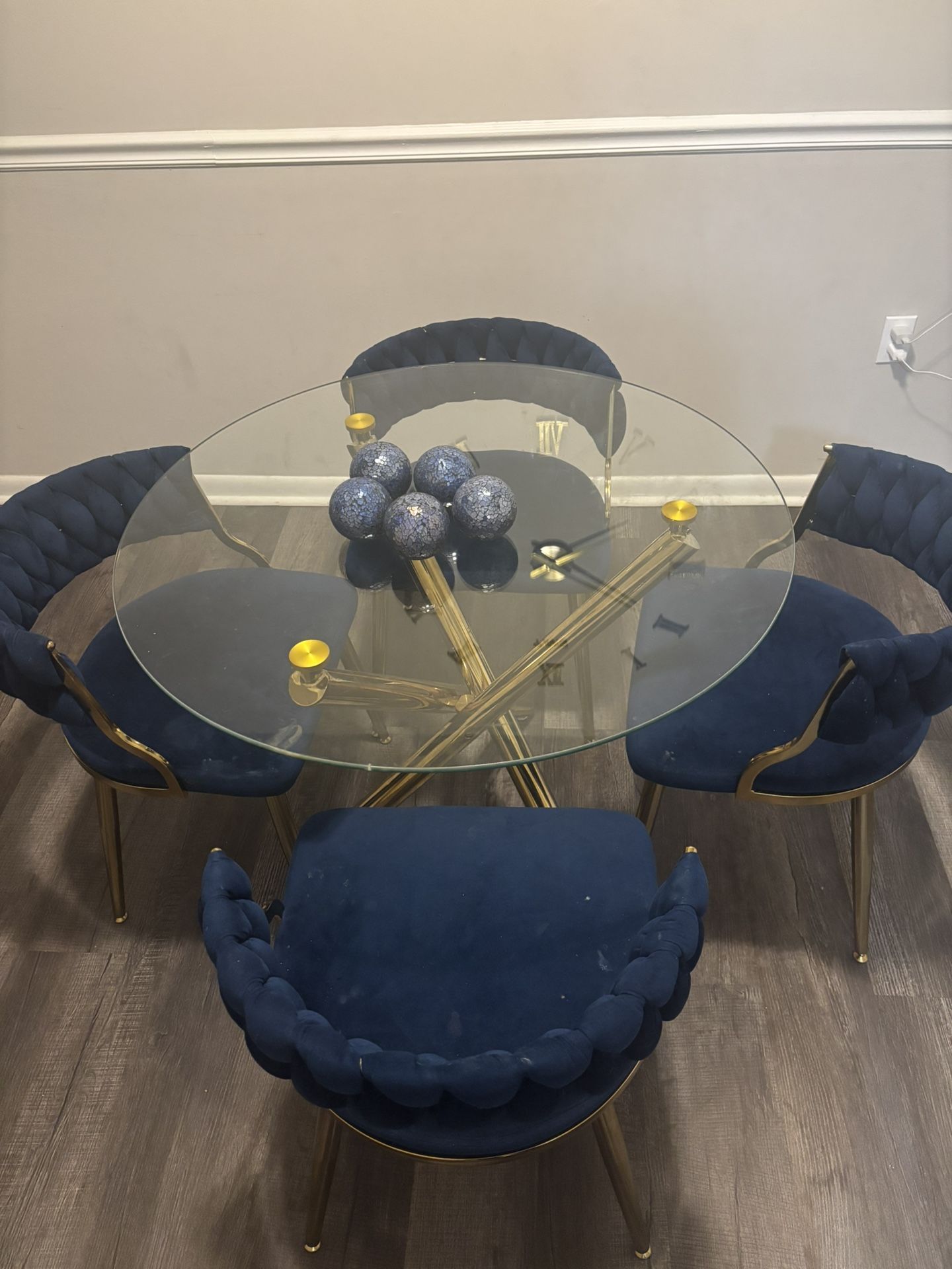 Round Glass Doing Table Set 