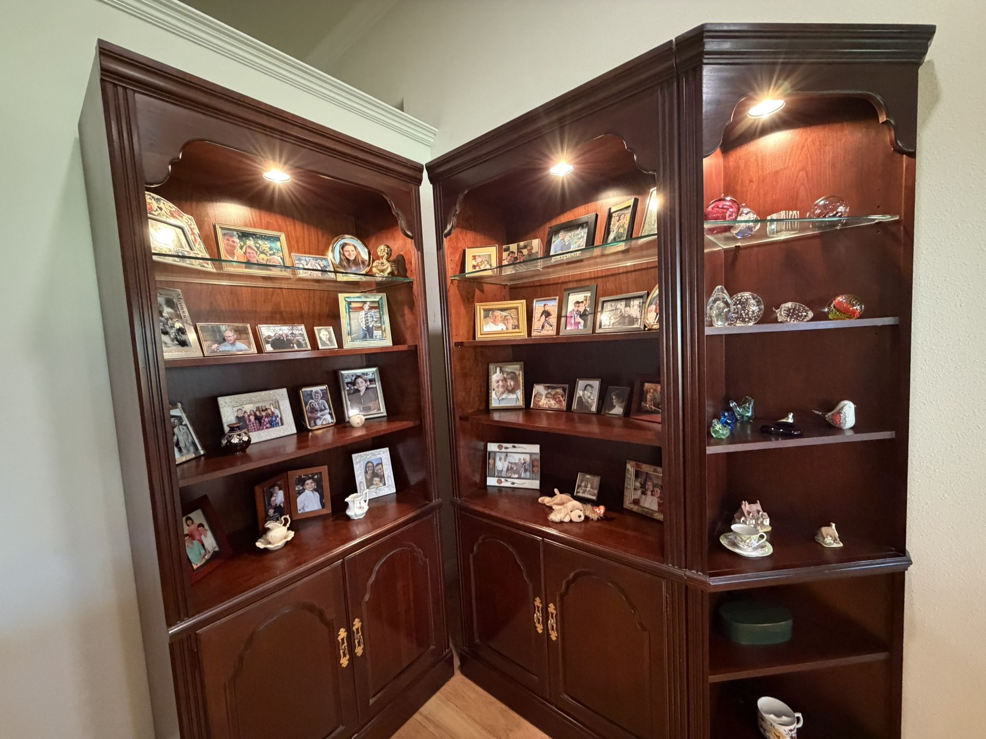 Traditional Cherry Corner Curio Cabinets Lighted Display Hitches 3-pieces