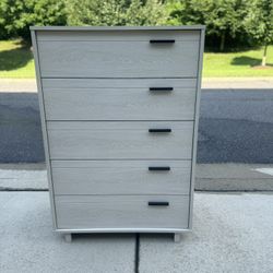 Modern 5-Drawer Dresser – Light Ash Finish 📏 33” W x 18.5” D x 49” H