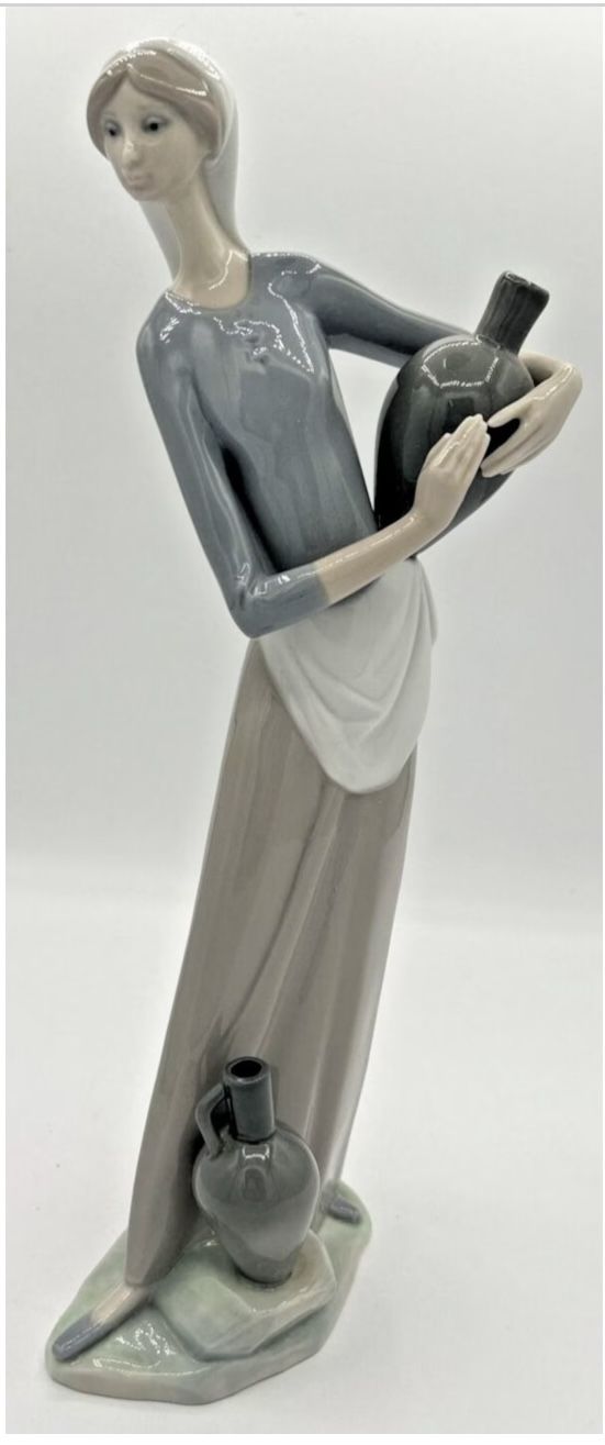 Lladro Figurine Girl With Jug
