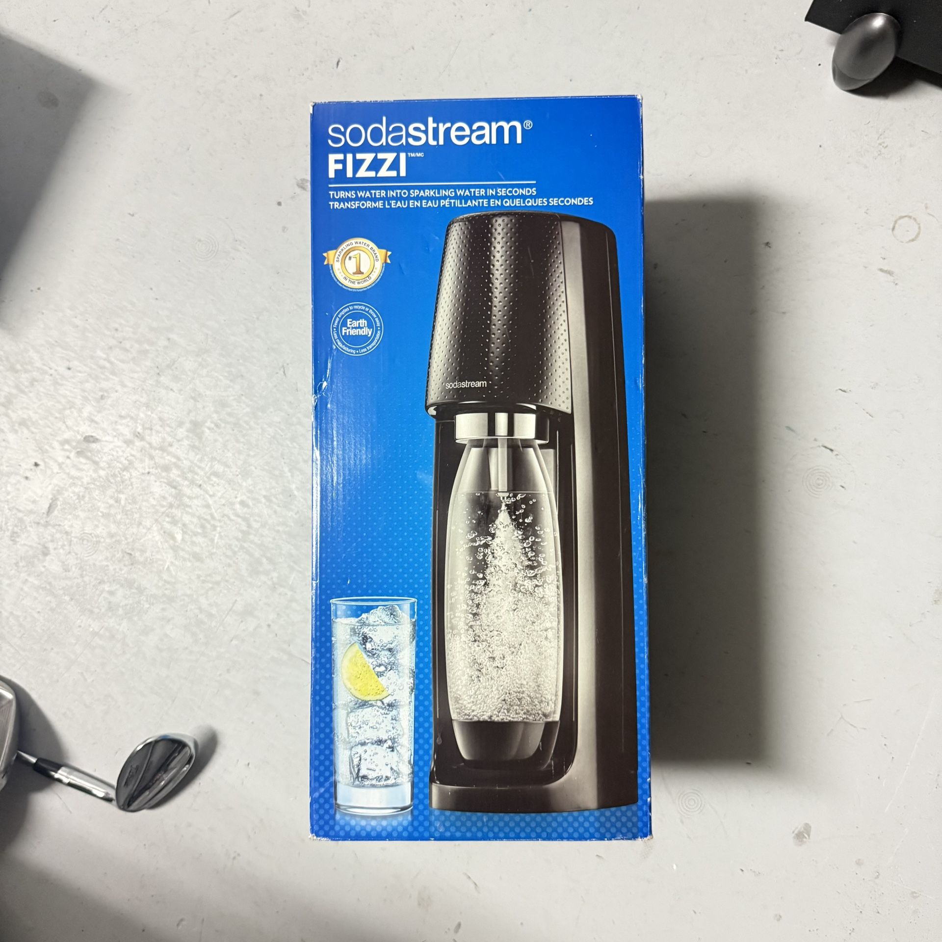 SodaStream Fizzi Sparkling Water/Soda Maker Starter Pack Black BRAND NEW