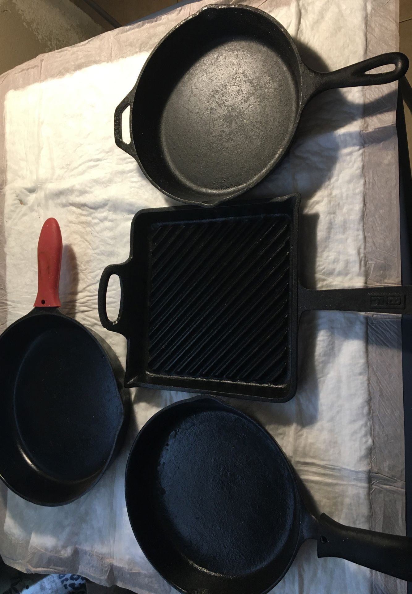 Cast iron Frying pans wagners 1891 original Lodge USA panFour in total good condition season well