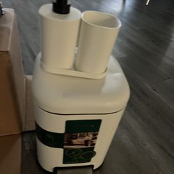 Step Trash Can + Bathroom Set