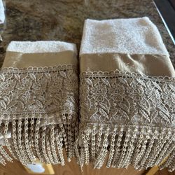 6 Piece Off White And Gold  Lace Hand And Fingertip   Decorative Bathroom  Towels.
