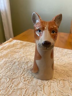 Ceramic hand painted dog bud vase. 6.5 inch tall x 4 wide. Good condition.
