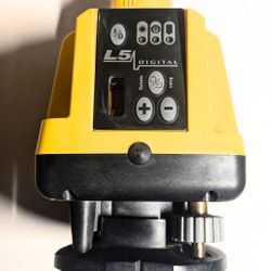 PRO SHOT L-5 LEVEL ROTARY LASER W/ 2 RECEIVERS