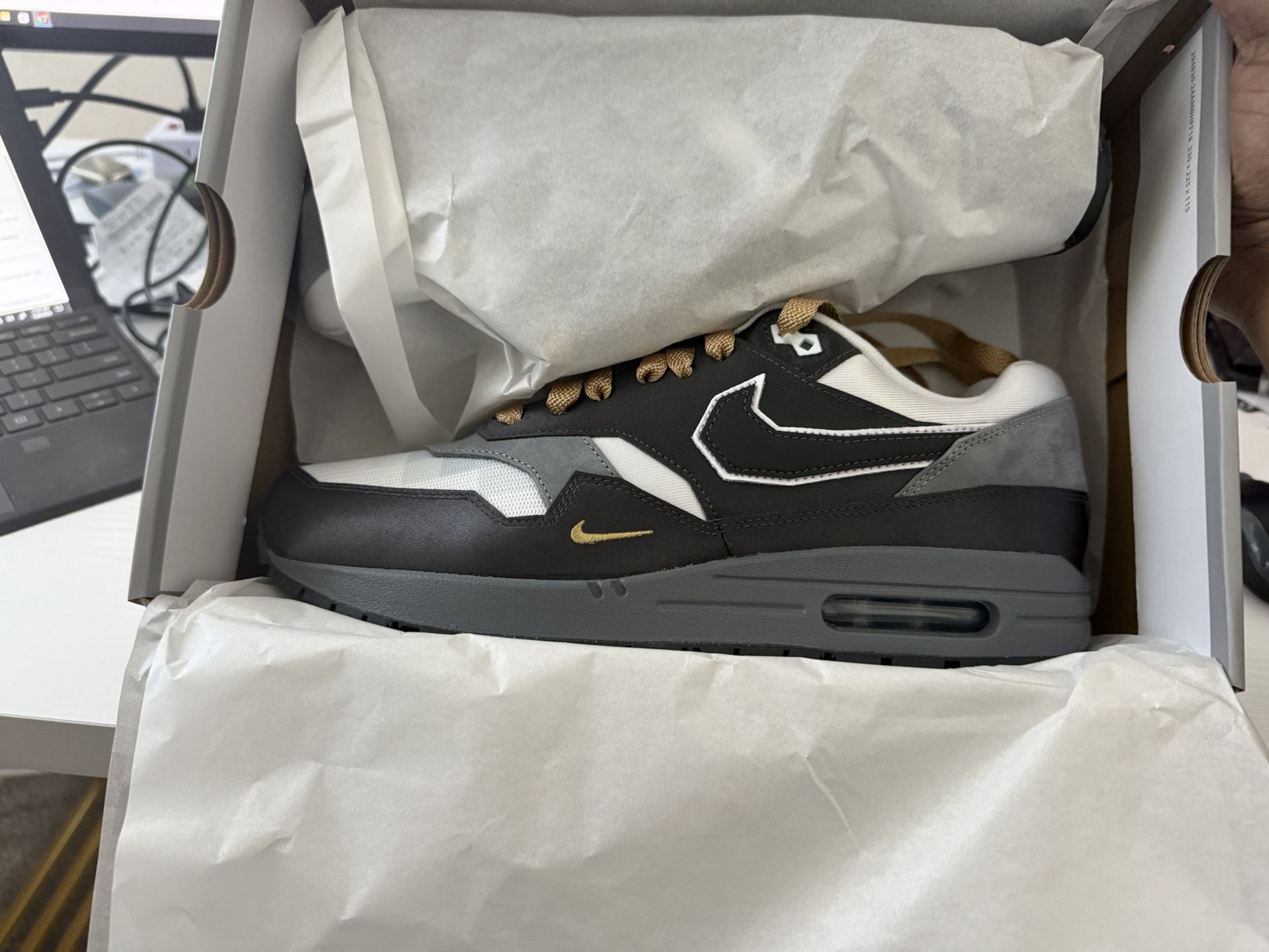 Nike air max 1 .swoosh low poly big head mode