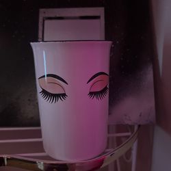 Lash Designed Cup For Organizing 
