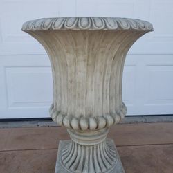 Huge gorgeous mint condition urn vase