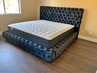 black Queen/King size bed frame new