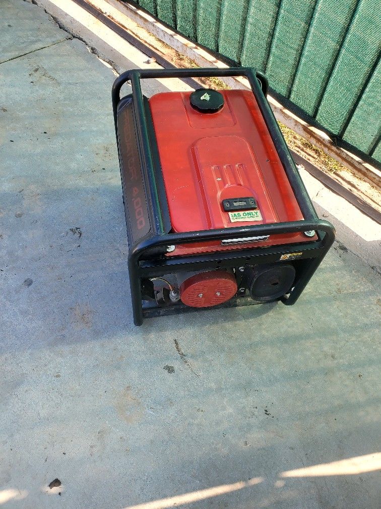 PREDATOR Generador 4000 Watts 120V 220V Used Works Good