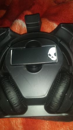 Brand new wireless skull candy headphones come with charger