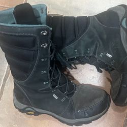 Women’s Vibram Boots 10.5