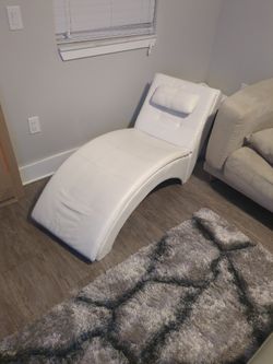 Lounge Chair With Pillow 