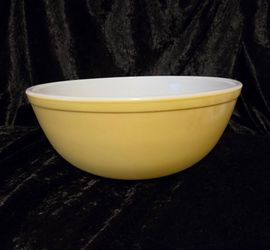 Vintage Pyrex Yellow Mixing Bowl ( #404   4-quart size) from the classic Primary Colors nesting set introduced in 1945.