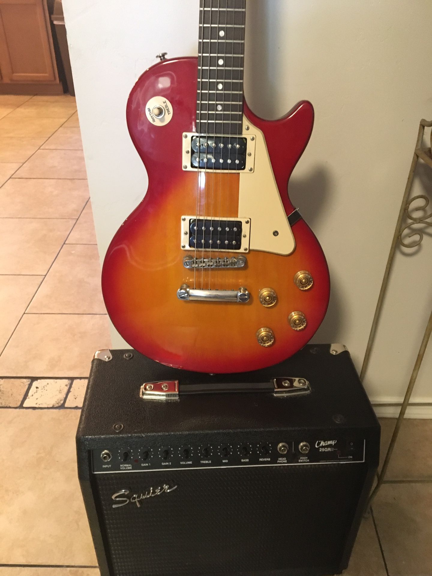 Epiphanies Les Paul 100 and Squier-champ 25GR Amp