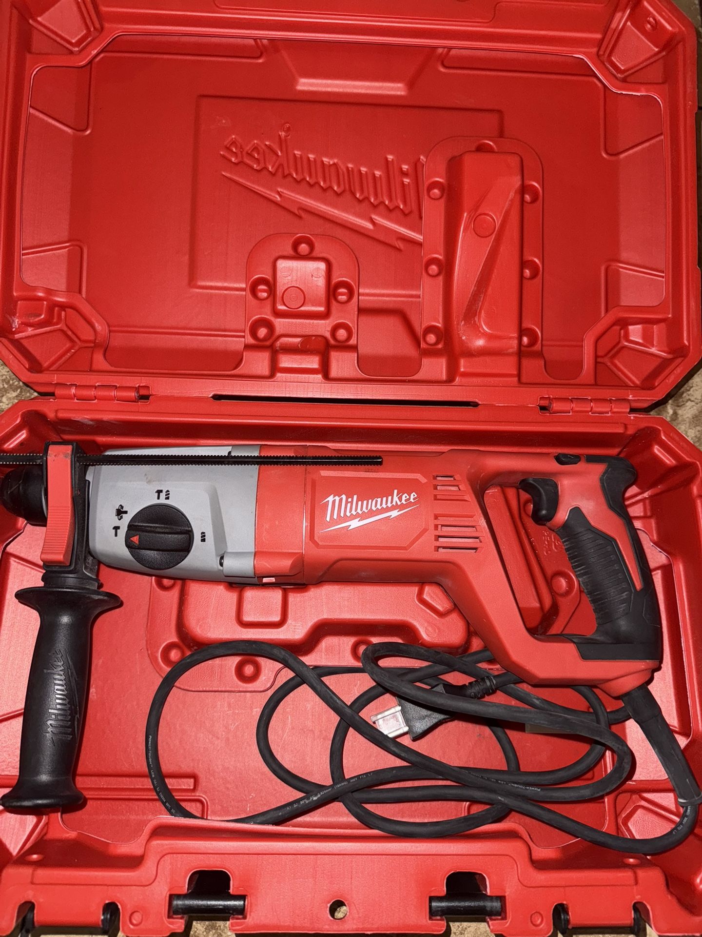 Milwaukee 8 Amp Corded 1 in. SDS D-Handle Rotary Hammer
