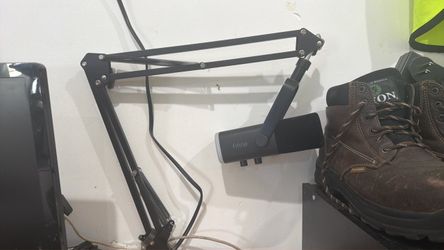 FIFINE MICROPHONE WITH BOOM ARM INCLUDED