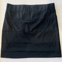 Body Central Women’s Medium Black with Horizontal Textured Lines 15” Skirt; Cotton, Polyester, and Spandex; Short/Mid-Length, Stretchy, & Form Fitting