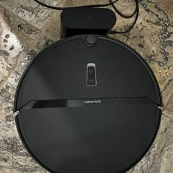 Roborock E4 Robot Vacuum Cleaner And Charging Port