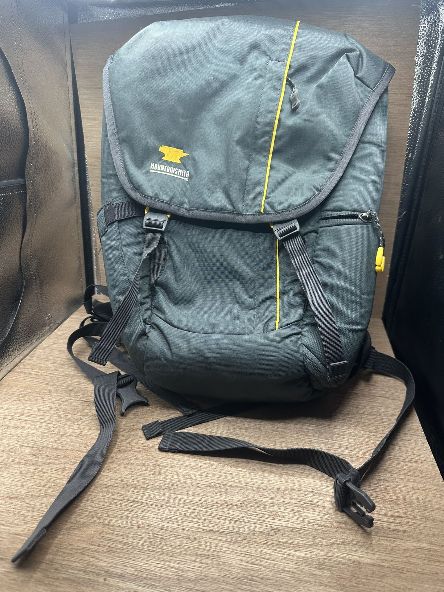 Mountainsmith Spectrum Camera Laptop Backpack WATER-RESISTANT With Rain Cover