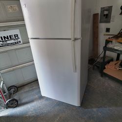 Refrigerator Has Ice maker 