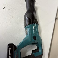 MAKITA XRJ04 SAW NO BATTERY AND NO CHARGER.