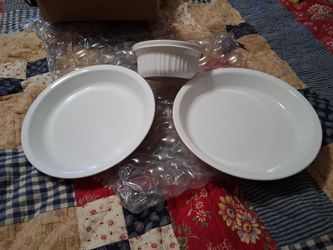 Corningware 2 pie dishes and souffle size container with lid