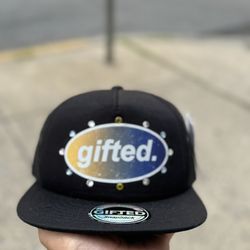 GIFTED HAD CON BRILLO GORRA CON BRILLO